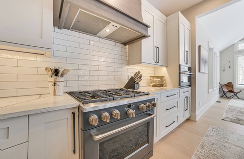 Boyne Falls House | Shuttle to Ski Slopes! Hot Tub Haven in Boyne Mtn
