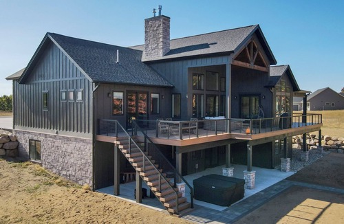Boyne Falls House | Shuttle to Ski Slopes! Hot Tub Haven in Boyne Mtn