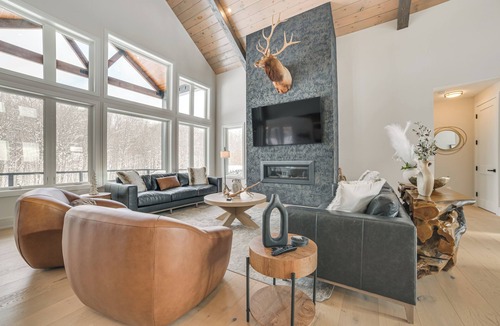 Boyne Falls House | Shuttle to Ski Slopes! Hot Tub Haven in Boyne Mtn