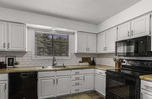 Forest Hills Condo | Side by side duplex w/ private driveway, yard and easy access to everything