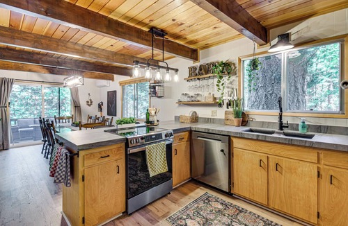 Camp Connell House | Sierra Nevada at Your Doorstep! Big Trees Cabin