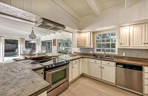 Bay Isle House | Siesta Key Oasis with a pool