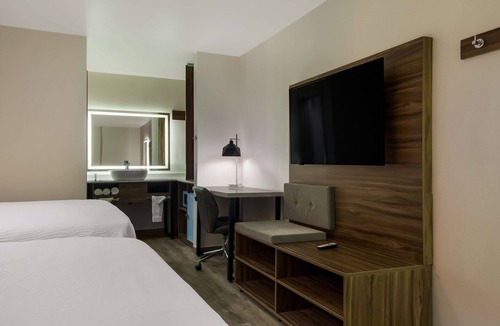 Woodlake - Briar Meadow Hotel | Signature Inn Houston Galleria