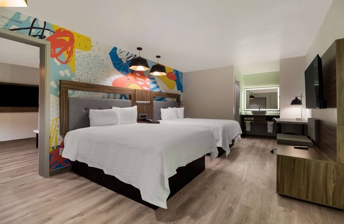 Woodlake - Briar Meadow Hotel | Signature Inn Houston Galleria