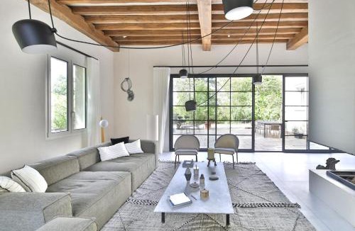 Neauphle-le-Chateau Villa | Signature Villa Heated Pool - Welkeys