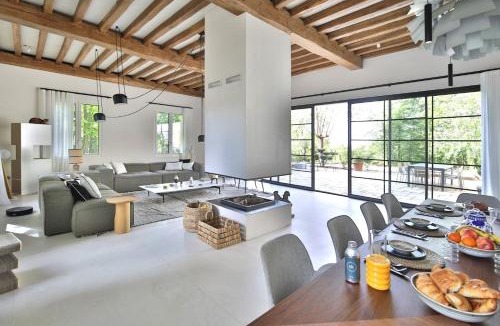 Neauphle-le-Chateau Villa | Signature Villa Heated Pool - Welkeys