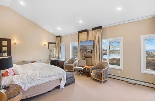 Baiting Hollow House | Silver Beach Bliss: Luxury Waterfront Home w/ Pool