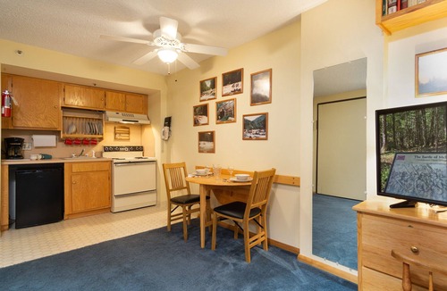 Snowshoe Condo | Silver Creek 1104 Studio Sleeps 3, Slope Side