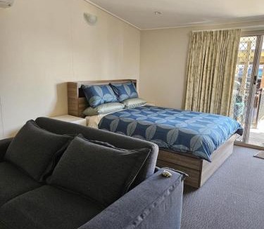 Lakes Entrance Hotel | Silver Sands Tourist Park