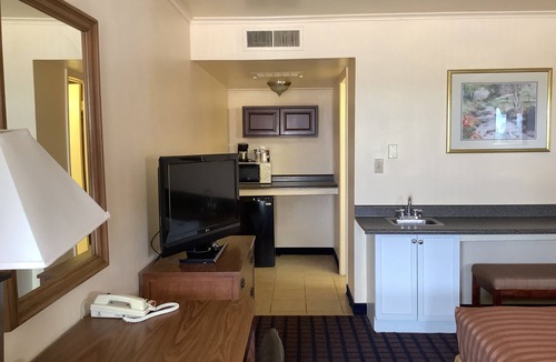 Dodge City Apartment | Silver Spur Vintage Inn & Suites