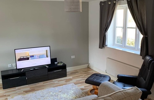 Ashby-de-la-Zouch House | Silver Stag Properties, Spacious 3 BR Haven