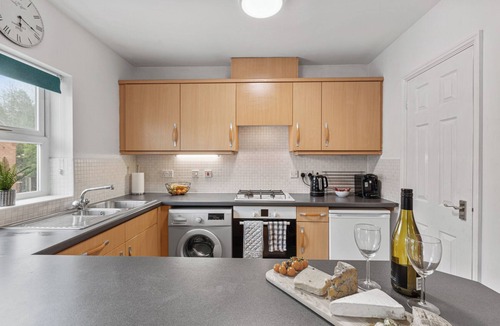 Edwinstowe Apartment | Silver Stag Properties, Modern 2 BR House