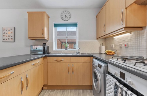 Edwinstowe Apartment | Silver Stag Properties, Modern 2 BR House