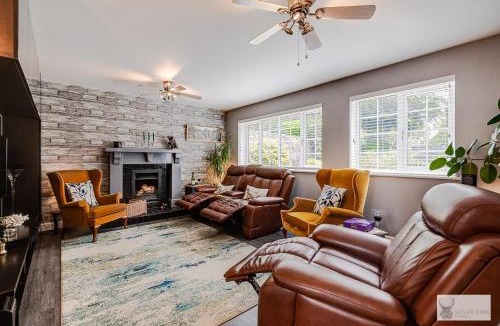 Markfield Villa | Silver Stag Properties Large 4 bed Property