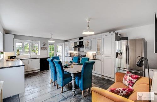 Markfield Villa | Silver Stag Properties Large 4 bed Property