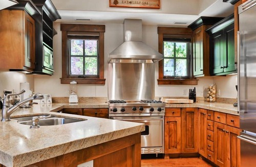 North Park City Condo | Silver Star 701 -Ski In/Ski Out - Sleeps up to 11 - Private Hot Tub