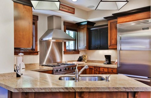 North Park City Condo | Silver Star 701 -Ski In/Ski Out - Sleeps up to 11 - Private Hot Tub