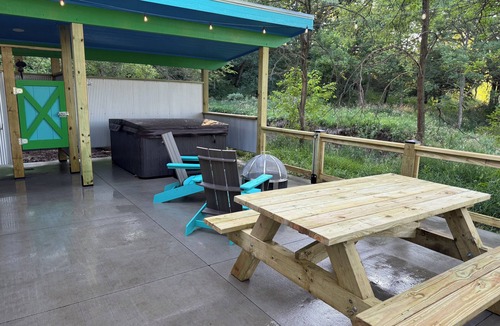 Ashland House | Silver Surfer Airstream with 4 person Hot Tub