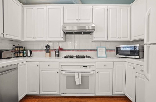 Little Hollywood House | Silver Terrace Gem Stunning Spacious 2BR Residence