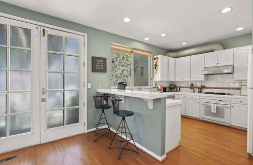 Little Hollywood House | Silver Terrace Gem Stunning Spacious 2BR Residence