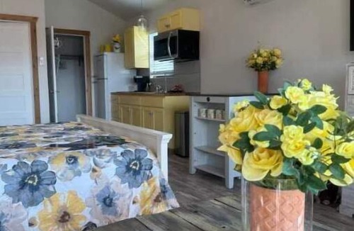 Johnson City Cabin | SilverDollar Winery Yellow Rose