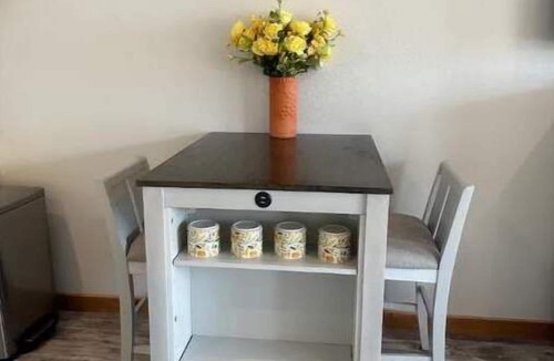 Johnson City Cabin | SilverDollar Winery Yellow Rose