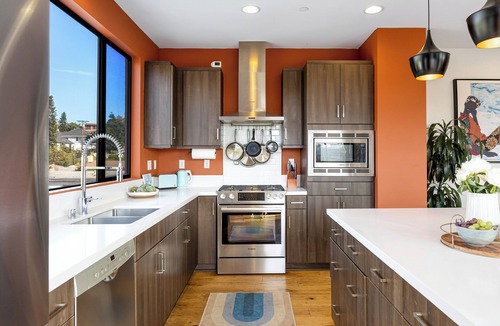 Silver Lake House | Silverlake Sunset Treehouse Art-Filled Escape w/Jacuzzi + Sauna | AvantStay