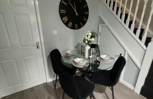 Oldbury House | Silverlight's Place - 2BR Home in Central Oldbury