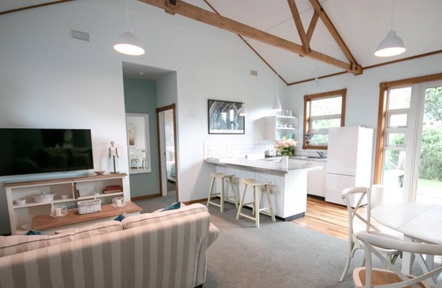 Stokes Valley Hotel | Silverstream Retreat