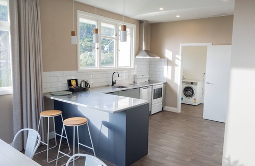 Stokes Valley Hotel | Silverstream Retreat