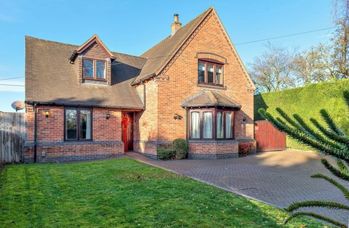 Muxton House | Silverwood Main House | Modern & Spacious - Pass the Keys