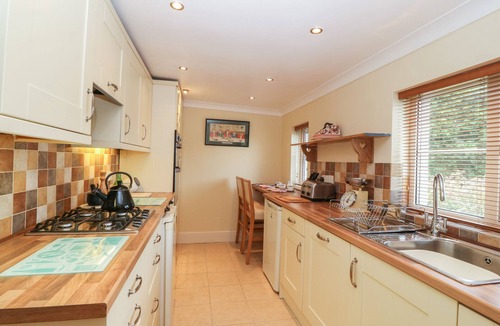 Llanfaethlu House | SIMDDA WEN COTTAGE, pet friendly, with open fire in Llanfaethlu