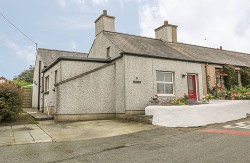 Llanfaethlu House | SIMDDA WEN COTTAGE, pet friendly, with open fire in Llanfaethlu