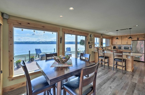 Anacortes House | Similk Bay Retreat with Deck, Fire Pit + Hot Tub!