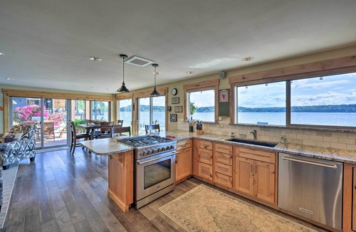 Anacortes House | Similk Bay Retreat with Deck, Fire Pit + Hot Tub!