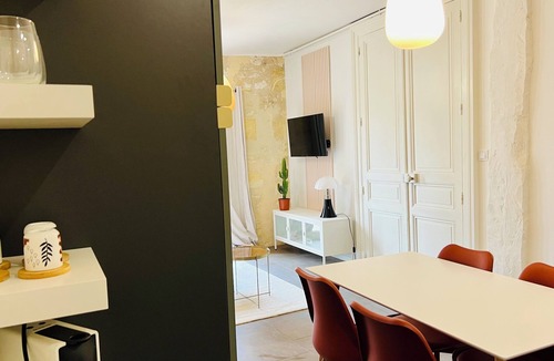 Tizac-de-Curton Apartment | Simone apartment, pool view, between Bordeaux and Saint Emilion.