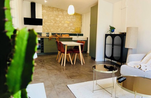 Tizac-de-Curton Apartment | Simone apartment, pool view, between Bordeaux and Saint Emilion.