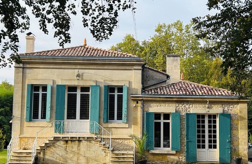 Tizac-de-Curton Apartment | Simone apartment, pool view, between Bordeaux and Saint Emilion.