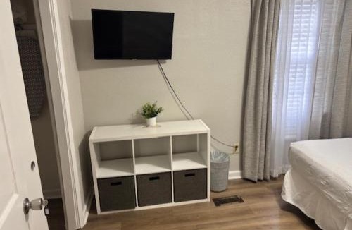 Griffin Heights Apartment | Simple 1950s Home Budget Stay , Basic comforts