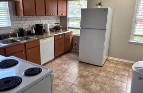 Griffin Heights Apartment | Simple 1950s Home Budget Stay , Basic comforts