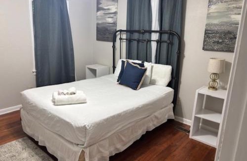 Griffin Heights Apartment | Simple 1950s Home Budget Stay , Basic comforts