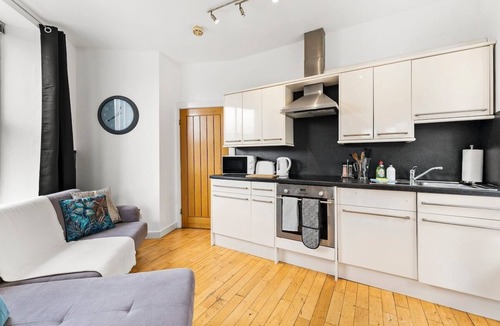 Dewsbury Apartment | Simple 2 Bed in Central Dewsbury - Sleep 5