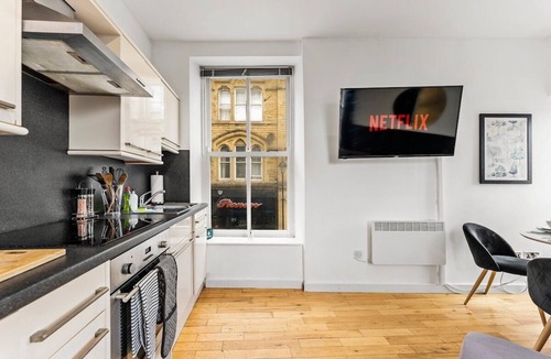 Dewsbury Apartment | Simple 2 Bed in Central Dewsbury - Sleep 5