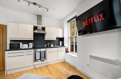 Dewsbury Apartment | Simple 2 Bed in Central Dewsbury - Sleep 5