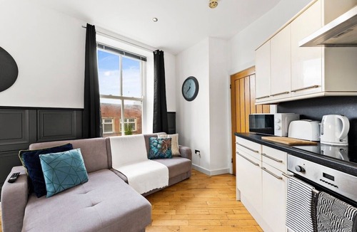 Dewsbury Apartment | Simple 2 Bed in Central Dewsbury - Sleep 5