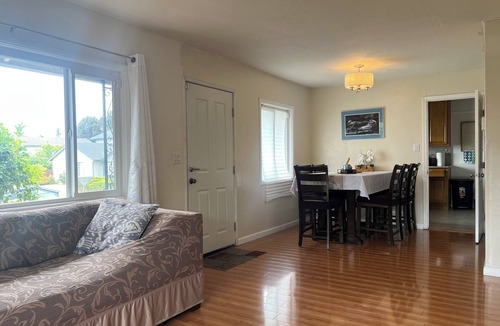 Castro Valley House | Simple 2B1B Front Unit with Full Kitchen and Parking - 3604