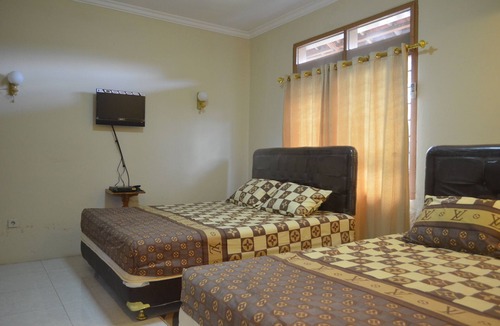 Banguntapan House | Simple 3BR House in Yogyakarta + WiFi + TV + Hot Water