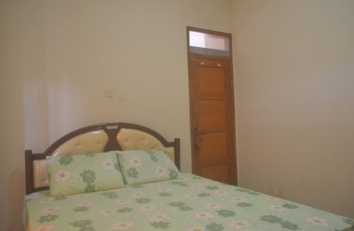 Banguntapan House | Simple 3BR House in Yogyakarta + WiFi + TV + Hot Water