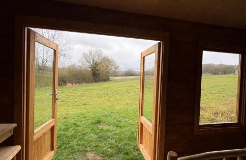 Chiddingstone Ski Chalet | Simple Basketmakers Hut Cabin for Two