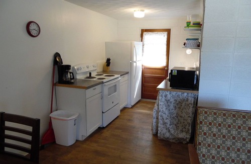 Jenkins Apartment | Simple, Clean, and Quiet Lakeside Getaway